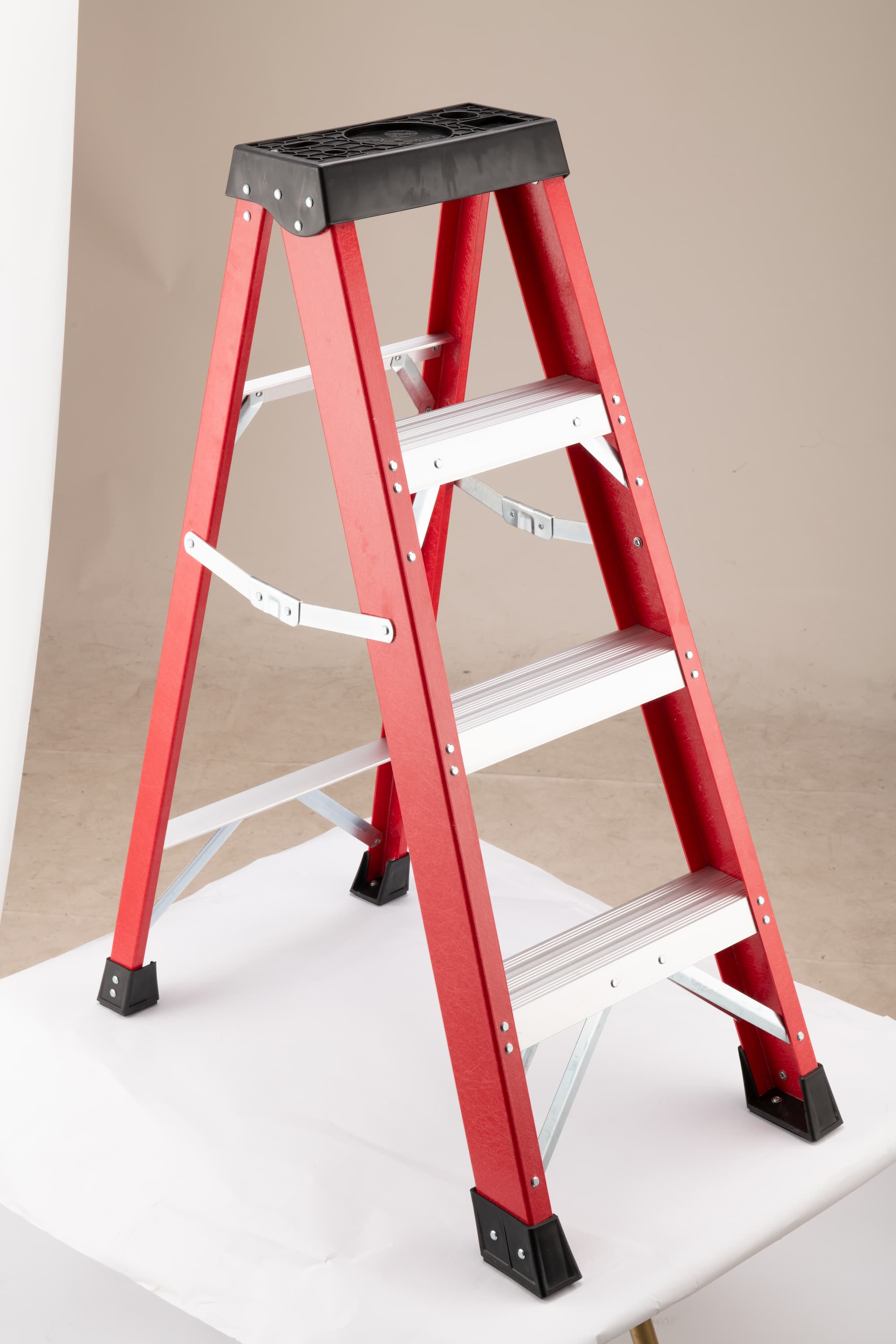Fiberglass Step Ladder — Non‑Conductive, 330 lb Capacity, Safety Red, 11" Step Spacing