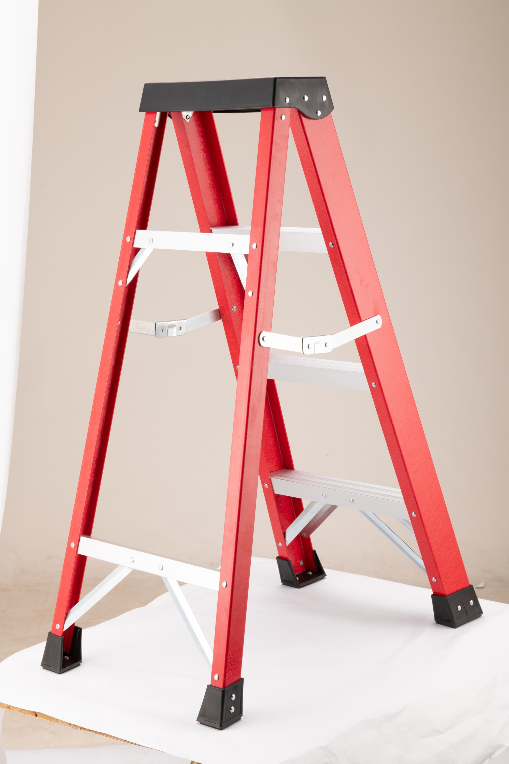 Fiberglass Step Ladder — Non‑Conductive, 330 lb Capacity, Safety Red, 11" Step Spacing