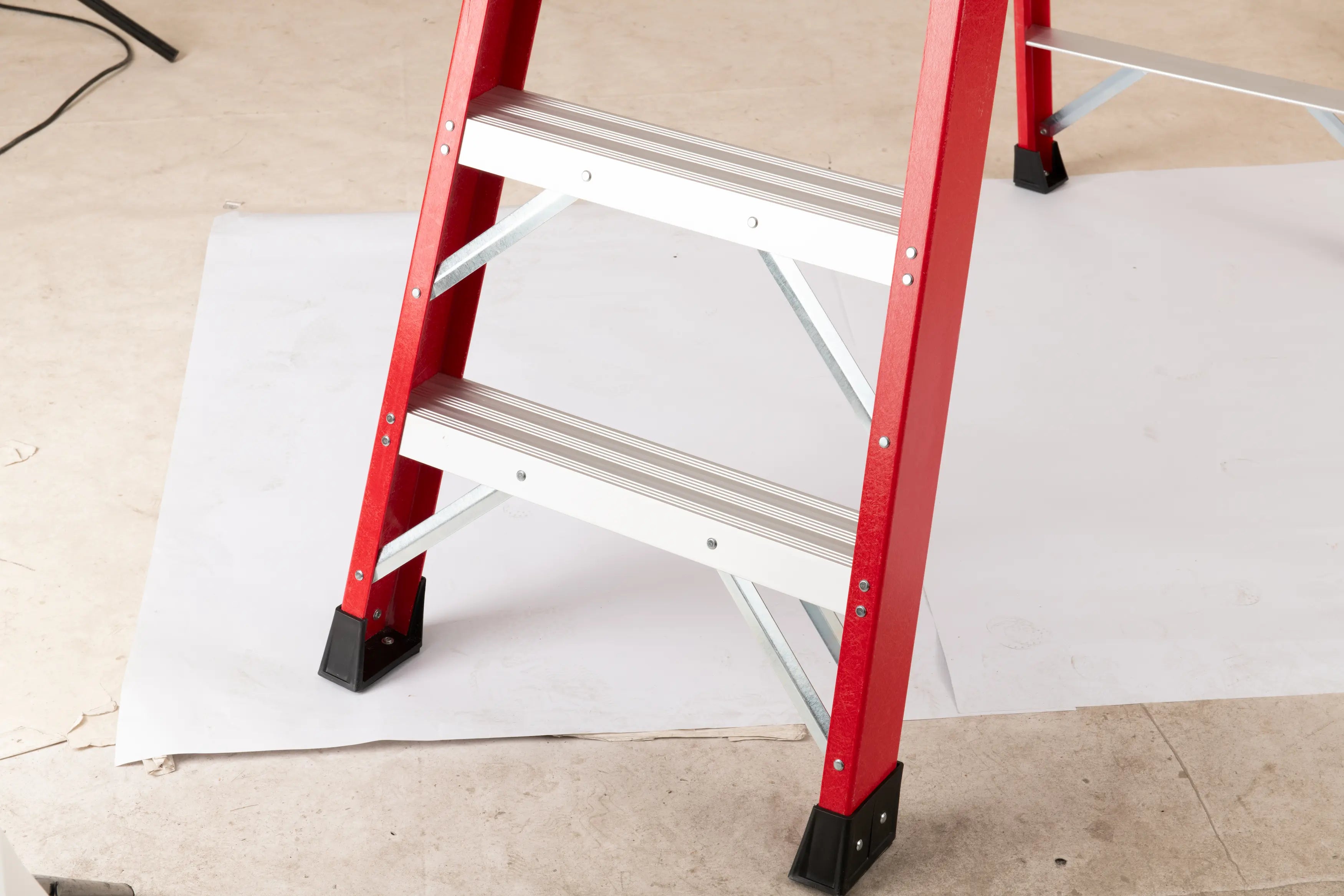 Fiberglass Step Ladder — 330 lb Capacity, Non‑Conductive, Safety Red, 11" Step Spacing